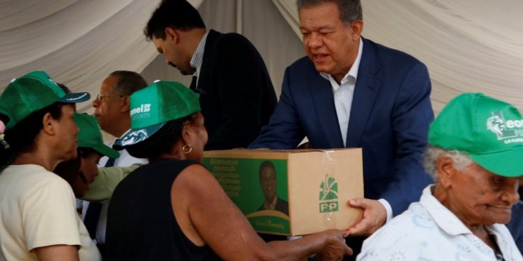 Leonel reparte cajas navideñas e invita a disfrutar en paz y optimismo desafíos 2020