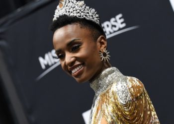 Polémica por video de Miss Universo limpiándose las lágrimas con billetes