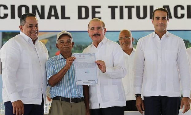 Presidente entrega 759 certificados de títulos en Cabrera