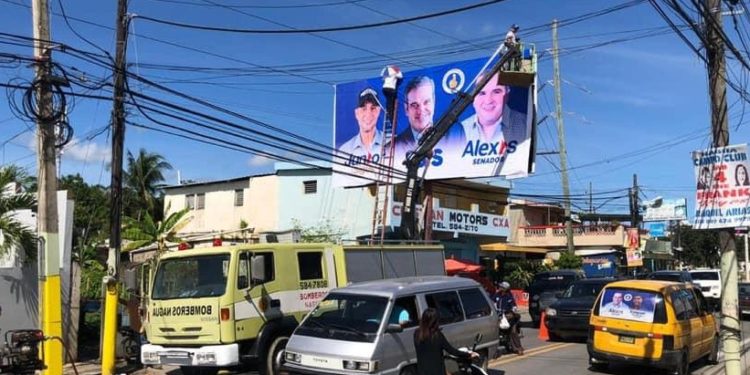 Utilizan camión de bombero colocar valla Luis Abinader en Nagua