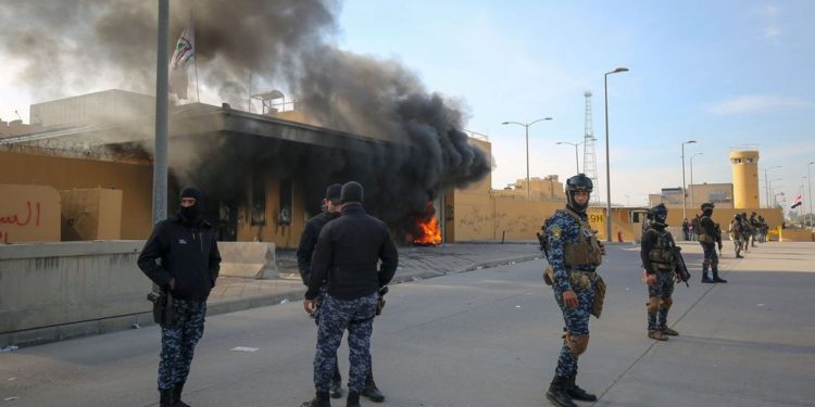 Atacan con misiles embajada y base militar EEUU en Bagdad