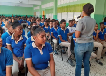Educación y PN llevan charlas preventivas a estudiantes