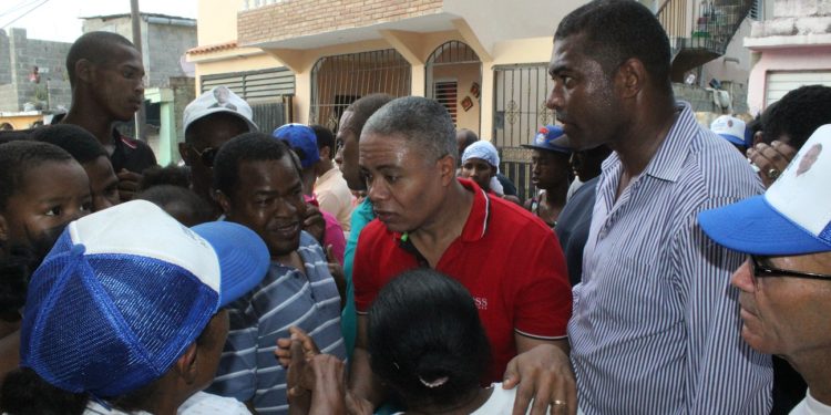 Fernández deposita a JCE propuesta gestión municipal