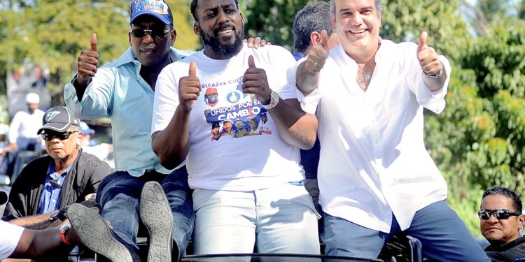 Vladimir Guerrero desfila junto a Luis Abinader