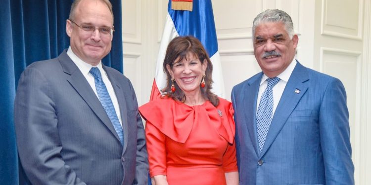 Canciller Miguel Vargas recibe visita subsecretario del Tesoro EEUU