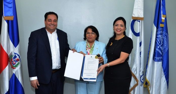 ONAPI entrega certificado registro primera patente UASD