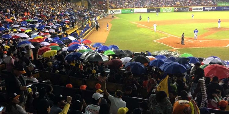 Lluvia suspende partido Águilas y Licey; juego quedó empate 5-5 en inning 13