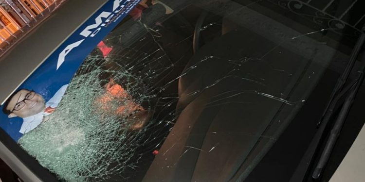 Menores apedrean vehículo hija diputado Amado Díaz