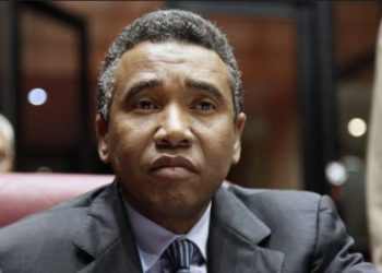 Vociferan ‘ladrón’, ‘corrupto’ y ‘delincuente’ a senador Félix Bautista en Santiago