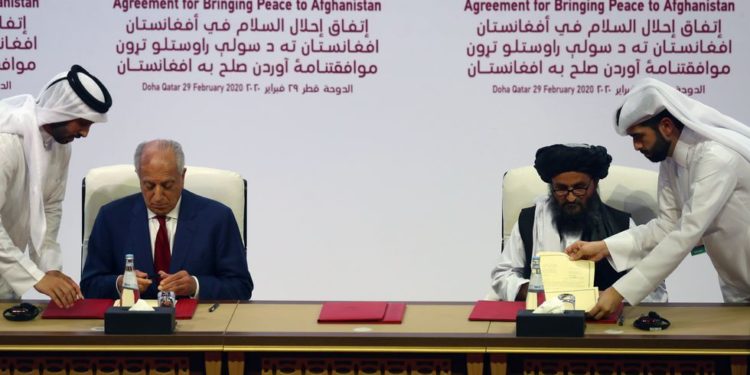 EEUU y talibanes firman acuerdo de paz