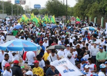 Coalición opositora finaliza marcha reclamando respeto a democracia e institucionalidad