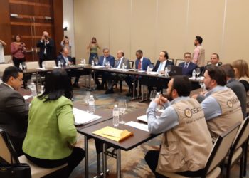 Partidos opositores entregan pruebas uso recursos públicos en campaña a misión observadores OEA