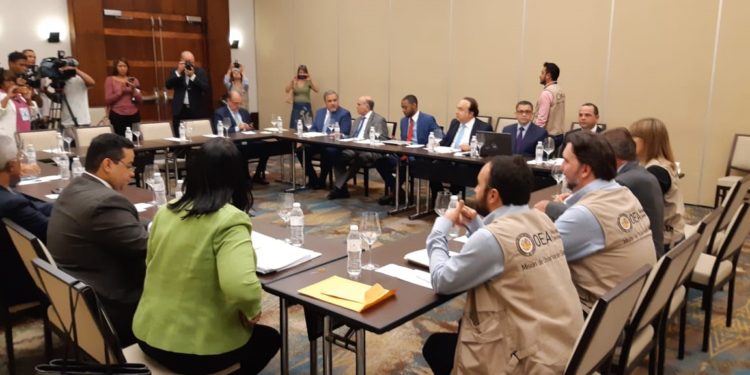 Partidos opositores entregan pruebas uso recursos públicos en campaña a misión observadores OEA