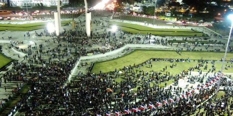 Continúan protestas contra miembros JCE por suspensión elecciones