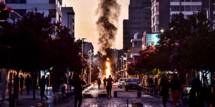 Festival Viña del Mar inicia en medio de protesta con carros incendiados