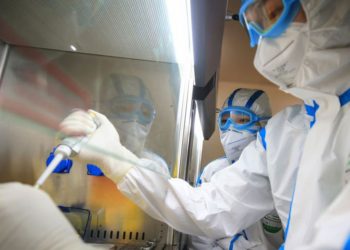 Curan a una persona con COVID-19 utilizando tratamiento para pacientes con VIH
