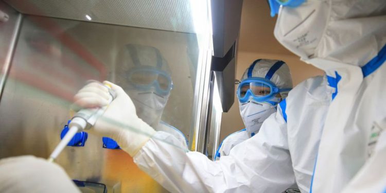 Curan a una persona con COVID-19 utilizando tratamiento para pacientes con VIH