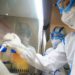 Curan a una persona con COVID-19 utilizando tratamiento para pacientes con VIH