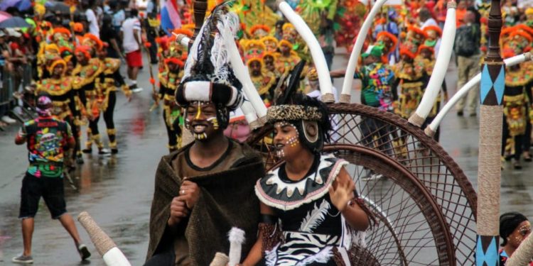 Folclore y color en el carnaval de Santo Domingo 2020