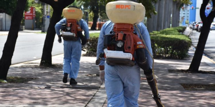 MOPC lleva jornada desinfección masiva sectores capitalinos