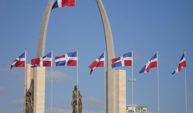 Jóvenes continúan exigiendo respuestas en la Plaza de la Bandera