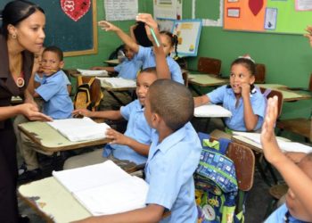 Ministro Educación valora rol mujer procesos cambios socioeducativos