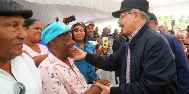 Presidente Medina dispone crédito productores Barahona