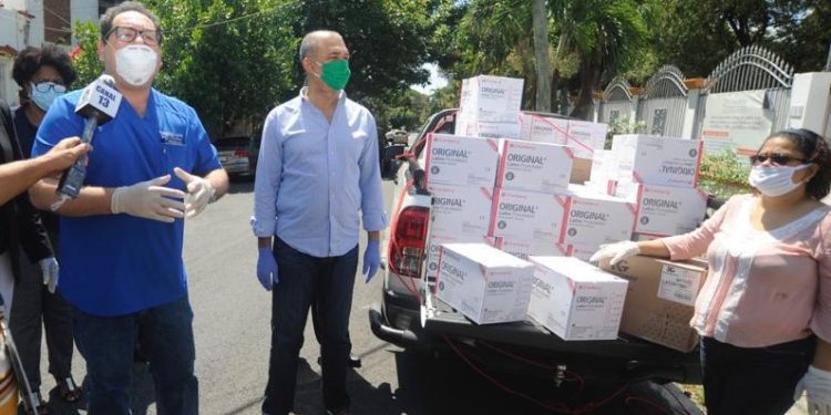 PRM y Abinader entregan equipos y materiales lucha contra coronavirus