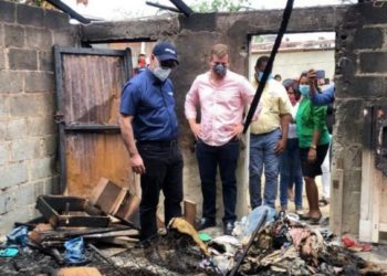 Gonzalo reconstruirá viviendas quemadas a familias pobres