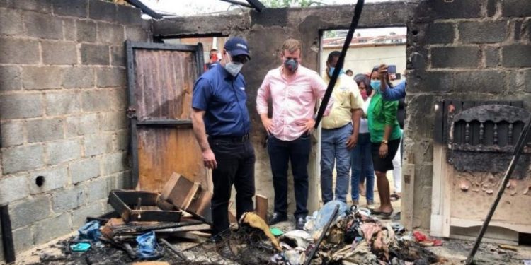 Gonzalo reconstruirá viviendas quemadas a familias pobres
