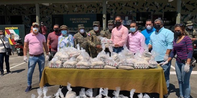Lenin de la Rosa entrega raciones alimenticias