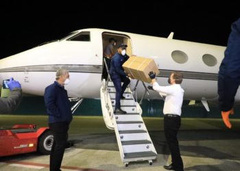 Gonzalo recibe avión con insumos combatir coronavirus
