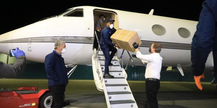 Gonzalo recibe avión con insumos combatir coronavirus
