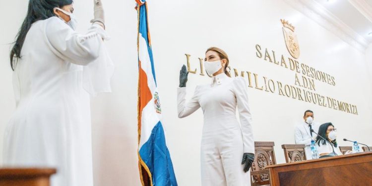 Carolina Mejía asume alcaldía DN