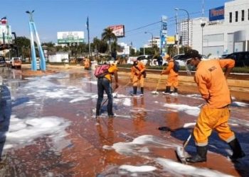 Brigadas MOPC desinfectan Boulevard 27 de Febrero