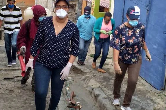 Candidata a diputada FP lleva operativo fumigación barrios SDE