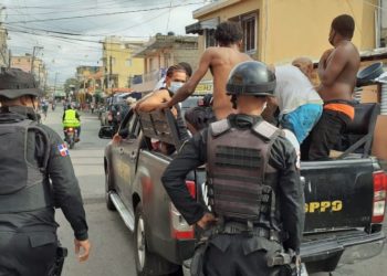 PN interviene sector Capotillo tras vídeo muestra delincuentes disparando al aire en la calle