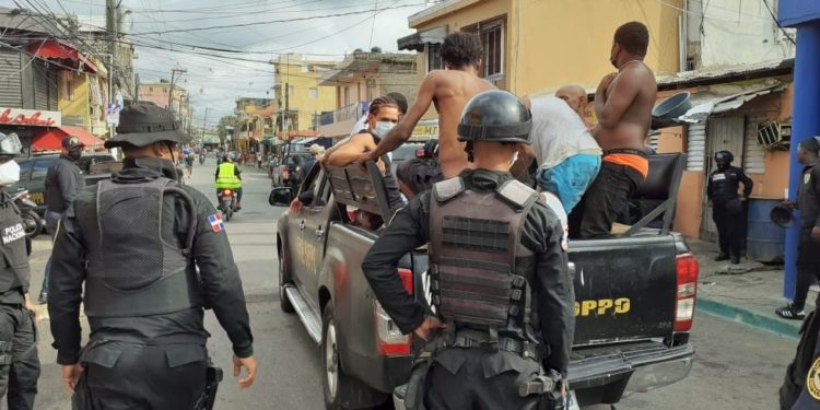PN interviene sector Capotillo tras vídeo muestra delincuentes disparando al aire en la calle