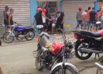 Antisociales disparan ráfagas de tiros al aire en plena calle de Capotillo