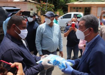 Leonel entrega lámparas ultravioletas desinfectantes, equipos protección y ventiladores provincia Hermanas Mirabal
