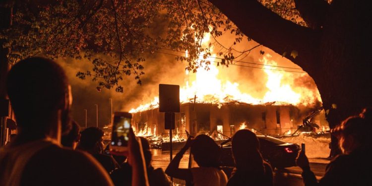 Un muertos y decenas de detenidos protestas violentas por muerte George Floyd en EEUU