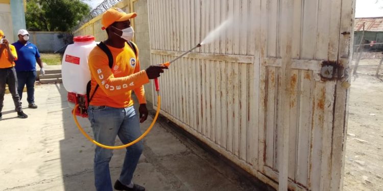 MINERD realiza jornada fumigación y desinfección proteger salud comunidad educativa