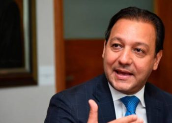 Hospitalizan alcalde Santiago por coronavirus