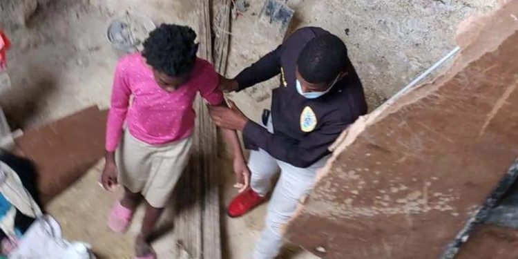 Fiscalía SDO pide prisión contra padres haitianos encerraron hijas menores en cisterna