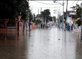 Aguaceros inundan calles El Almirante