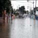 Aguaceros inundan calles El Almirante