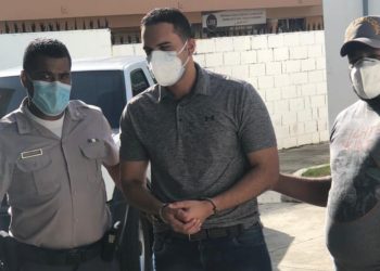 Se entrega hombre lanzó café caliente a mujer en food shop