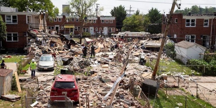 Explosión tubería gas destruye varias casas EEUU