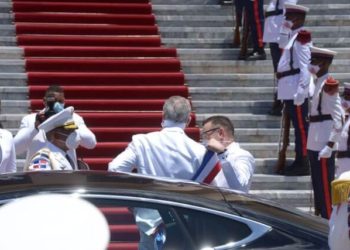 A Luis Abinader se le cayó banda presidencial al llegar a Palacio