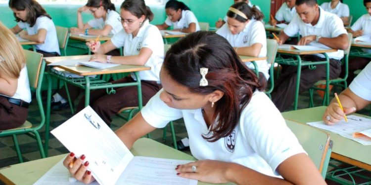 Proyecto eliminaría pago reinscripción colegios durante año escolar 2020-2021